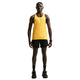 En mand står med front mod en gul ærmeløs sportstop, Nike Nk Df Stride 2In1 7In Short til mænd i sort/reflekterende sølv, sorte løbesko, sorte sokker og et sort ur på en almindelig hvid baggrund.