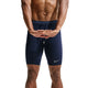 En mand, der står med armene bag ryggen og fingrene flettede, viser Nike Stride Running Half Tights til mænd i farven Midnight Navy/Reflective Silver. Billedet, der er beskåret fra brystet til knæene på en hvid baggrund, fremhæver det svedtransporterende løbetøj – perfekte løbetights til mænd, der er designet til atleter, der prioriterer komfort og ydeevne.