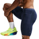 Iført Nike Stride Running Half Tights til mænd i farven Midnight Navy/Reflective Silver demonstrerer personen – der står med det ene knæ løftet og hænderne hvilende på det løftede ben – hvor behageligt svedtransporterende løbetøj er.