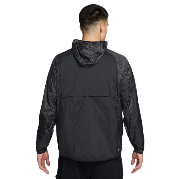 En person med kort, mørkt hår ses bagfra iført en Nike ACG Uv Aireez Jkt Herre i Black/Black/Summit White med meshpaneler på ærmer og skuldre, en løs pasform og hætten nede.
