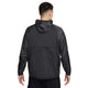 En person med kort, mørkt hår ses bagfra iført en Nike ACG Uv Aireez Jkt Herre i Black/Black/Summit White med meshpaneler på ærmer og skuldre, en løs pasform og hætten nede.