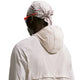 Bagfra-billede af en person iført en Nike ACG Aireez UV Protection Jacket, Herre, Cream II / Cream II / Summit White, solbriller og et mønstret hovedtørklæde.