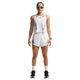 En person ser fremad iført Nike Nk Arswft Dfadv Crop Tank Gx (Dame, White/Black/Black) med matchende shorts, hvide sokker, sorte løbesko, solbriller og et smartwatch. Baggrunden er helt hvid.