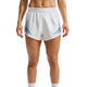 En person er iført hvide Nk Arswft Dfadv 3In Short Gx fra Nike (Dame) med sorte detaljer og Dri-FIT ADV-teknologi. Kun deres overkrop og ben er synlige; armene hviler afslappet i siden.