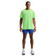 En person står med ansigtet vendt fremad og har en neongrøn Nike Stride Aero-FIT kortærmet løbetrøje til mænd i farverne Volt/Light Silver/Reflective Silver på, der er designet til maksimal ventilation. Outfitet er kombineret med blå shorts, hvide sneakers, et ur og solbriller. Baggrunden er ensfarvet hvid.