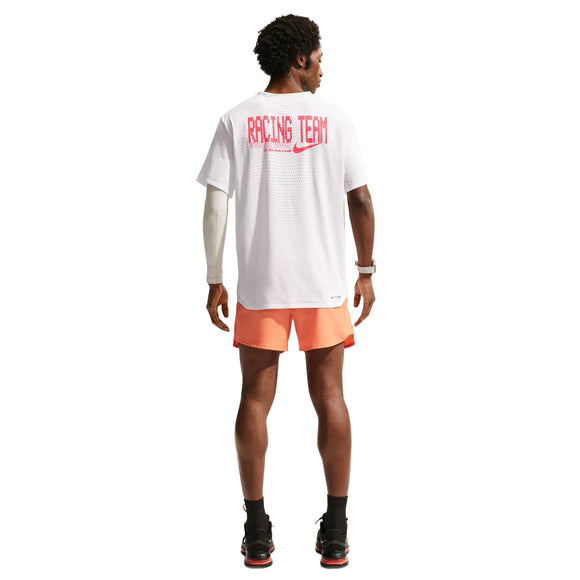 En person kigger væk fra kameraet i en Nike Nk Dfadv Aeroswift Gfx Ss T-shirt i Summit White, der er ideel til løbetrøje herre-stilen, med Dri-FIT ADV-teknologi og Racing Team-grafik.