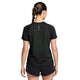 En kvinde med en fletning ses set bagfra iført Nike Swift Aero-FIT kortærmet løbetrøje i farvekombinationen sort/lysegrøn spark/reflekterende sølv, kombineret med sorte shorts. Toppen har et diskret grønt mønster, et lille logo nær halsudskæringen og fremviser Nikes karakteristiske Aero-FIT-design, der sikrer forbedret ydeevne.