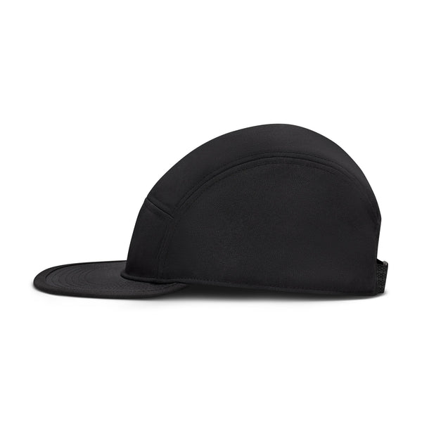 Nike ACG Fly Cap er en sort unisex-kasket med et sømløst, minimalistisk design, buet visir, afrundet krone og ingen synlige logoer eller udsmykninger.