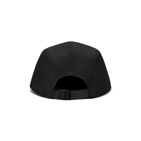 Nike ACG Fly Cap, en sort unisex-kasket, ses bagfra med en vævet justerbar strop og spændelukning, der skiller sig ud mod en almindelig hvid baggrund.
