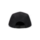 Nike ACG Fly Cap, en sort unisex-kasket, ses bagfra med en vævet justerbar strop og spændelukning, der skiller sig ud mod en almindelig hvid baggrund.