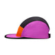 Nike ACG Fly Cap Unisex i Safety Orange/Vivid Purple/Safety Orange ses fra siden med en flad skygge og farverige paneler, der vises mod en hvid baggrund.