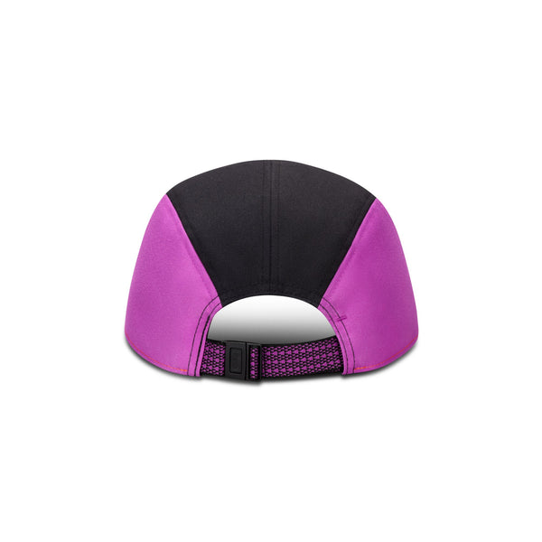 Nike ACG Fly Cap Unisex i Safety Orange/Vivid Purple har to levende lilla sidepaneler, et sort midterpanel og en justerbar strop med spændelukning - vandafvisende og inspireret af det klassiske ACG Fly Cap-design.