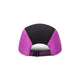 Nike ACG Fly Cap Unisex i Safety Orange/Vivid Purple har to levende lilla sidepaneler, et sort midterpanel og en justerbar strop med spændelukning - vandafvisende og inspireret af det klassiske ACG Fly Cap-design.