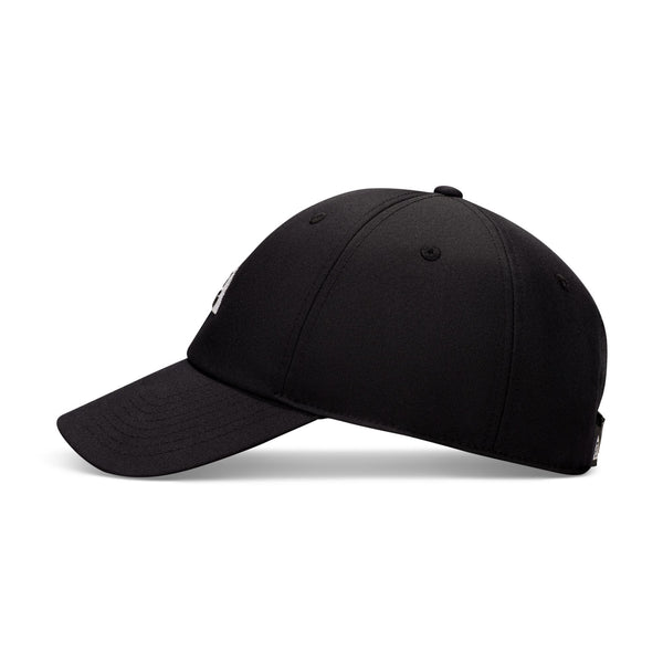 Nike ACG Club Unstructured-kasketten i sort/sort vises i profil på en ensfarvet hvid baggrund. Denne outdoor-kasket har seks paneler, en buet skygge og en knap øverst og er fremstillet af genanvendt polyester.