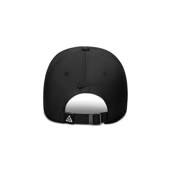 Nike ACG Club Unstructured Cap i sort har et Swoosh-logo over åbningen bagpå og en justerbar rem med et lille trekantet ACG-logo, hvilket gør den til det perfekte tilbehør til hverdagen.