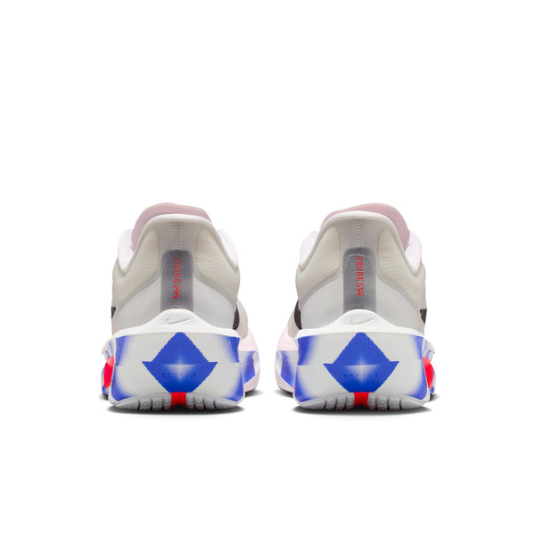 Et par Nike Zoom Fly 6 herresko i White/Black-Silt Red-Racer Blue set bagfra med hvid overdel, rødt Nike-logo og flerfarvede geometriske såler med responsivt ZoomX-skum.
