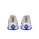 Et par Nike Zoom Fly 6 herresko i White/Black-Silt Red-Racer Blue set bagfra med hvid overdel, rødt Nike-logo og flerfarvede geometriske såler med responsivt ZoomX-skum.