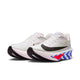 Et par Nike Zoom Fly 6-løbesko til mænd i White/Black-Silt Red-Racer Blue med sorte swooshes, farverige accenter i mellemsålen og ZoomX-skum er vist side om side på en hvid baggrund.