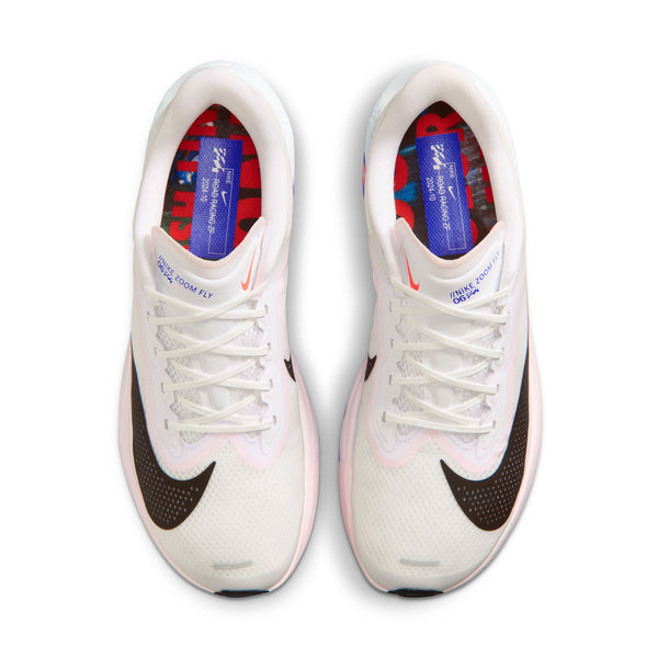 Et par Nike Zoom Fly 6-sneakers til mænd i White/Black-Silt Red-Racer Blue, vist ovenfra, med hvide snørebånd, farverige blå og røde indlægssåler og let ZoomX-skum-støddæmpning for komfort.