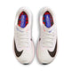 Et par Nike Zoom Fly 6-sneakers til mænd i White/Black-Silt Red-Racer Blue, vist ovenfra, med hvide snørebånd, farverige blå og røde indlægssåler og let ZoomX-skum-støddæmpning for komfort.