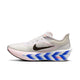 Nike Zoom Fly 6 Herre i White/Black-Silt Red-Racer Blue har en hvid overdel, sort Swoosh, pink detaljer, rød tekst ved hælen og en tyk sål med ZoomX-skum og blå-hvide diagonale striber.