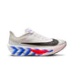 Nike Zoom Fly 6 Herre i White/Black-Silt Red-Racer Blue har en tyk sål, sort swoosh, blå og pink mellemsålsaccenter, "ZoomX-skum" nær hælen, snørelukning og en buet form, der giver en forbedret løbeoplevelse.