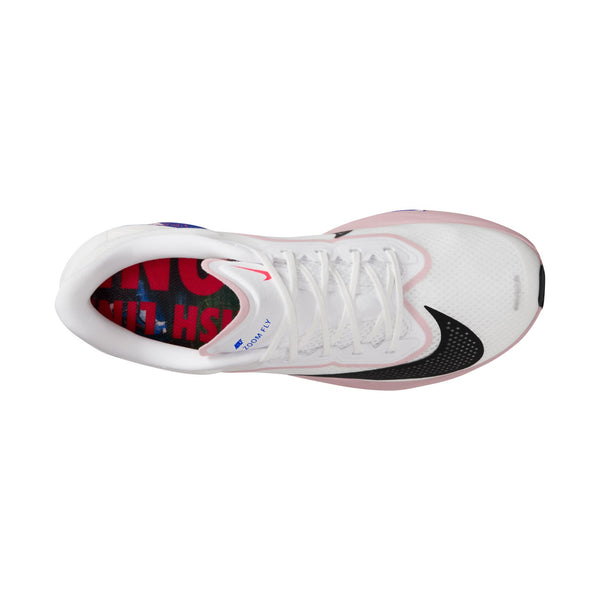 Nike Zoom Fly 6 Herre i White/Black-Silt Red-Racer Blue har en hvid overdel, hvide snørebånd, sort swoosh og en pinkfarvet tå. Indersålen blander røde, hvide og blå nuancer med delvist synlig tekst - et elegant look set ovenfra.