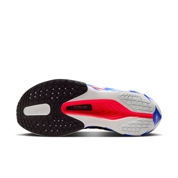 Billedet viser ydersålen på Nike Zoom Fly 6 Herre i White/Black-Silt Red-Racer Blue med flerfarvede gummimønstre, et FLYPLATE-mærke midt på foden, struktureret slidbane til greb og responsiv ZoomX-skum-dæmpning.