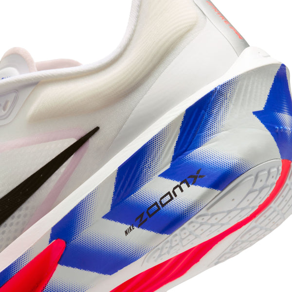 Nærbillede af Nike Zoom Fly 6 Herre i White/Black-Silt Red-Racer Blue, der fremhæver ZOOMX-skum-mellemsålen med et blåt og hvidt zigzag-design og levende røde accenter på ydersålen.