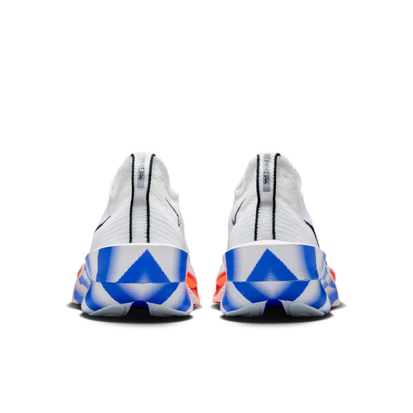 Et par Nike Alphafly Next% 3 løbesko til mænd i White/Black-Platinum Violet-Silt Red "CM" med en blå og hvid geometrisk sål med ZoomX-skum-støddæmpning og små røde detaljer på siden, set bagfra.
