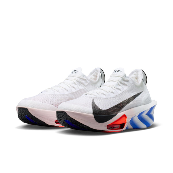 Nike Alphafly Next% 3 Herre i White/Black-Platinum Violet-Silt Red "CM" har en overdel i mesh, sorte swooshes, røde og blå accenter i mellemsålen, ZoomX-støddæmpning og sorte ydersåler med struktur.