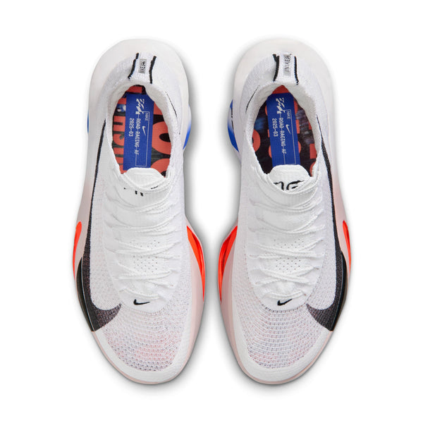 En top-down-visning af Nike Alphafly Next% 3, Herre i White/Black-Platinum Violet-Silt Red "CM" viser hvid strikoverdel, sorte swooshes, orange og blå accenter, ZoomX-skumdæmpning, tekst på indlægssålerne og hvide snørebånd.