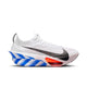 Nike Alphafly Next% 3 Herre i White/Black-Platinum Violet-Silt Red "CM" har en overdel i mesh, fed sort swoosh, tyk sål med blå og hvide striber, rød mellemsål med accent og responsiv ZoomX-skum for komfort.