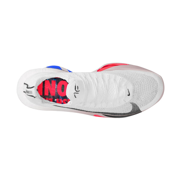 Topbillede af Nike Alphafly Next% 3 Herre i White/Black-Platinum Violet-Silt Red "CM" med en hvid strikoverdel, sorte og grå accenter, farverige røde og blå detaljer, synlig rød indersålstekst, ZoomX-støddæmpning og klassiske hvide snørebånd.