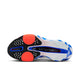 Billedet viser undersiden af Nike Alphafly Next% 3 Herre løbesko i White/Black-Platinum Violet-Silt Red "CM" med en hvid sål, blå og sorte detaljer, orange puder, "FUELPLATE" på svangen og en sekskantet rillet slidbane, der giver et godt greb.