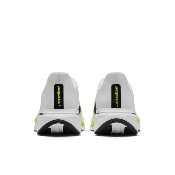 Et par Nike Pegasus Plus 2 herreløbesko i farvekombinationen HVID/SORT-LEMON VENOM, set bagfra med sorte og neongule detaljer, præsenteret på en ensfarvet hvid baggrund. Disse sko er udstyret med det responsivt ZoomX-skum, der sikrer øget komfort og ydeevne.