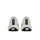 Et par Nike Pegasus Plus 2 herreløbesko i farvekombinationen HVID/SORT-LEMON VENOM, set bagfra med sorte og neongule detaljer, præsenteret på en ensfarvet hvid baggrund. Disse sko er udstyret med det responsivt ZoomX-skum, der sikrer øget komfort og ydeevne.