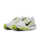Et par Nike Pegasus Plus 2 herreløbesko i farvekombinationen WHITE/BLACK-LEMON VENOM med sorte Swoosh-logoer, neongule detaljer og tykke, polstrede såler med responsivt ZoomX-skum. Skoene er placeret side om side på en ensfarvet hvid baggrund.