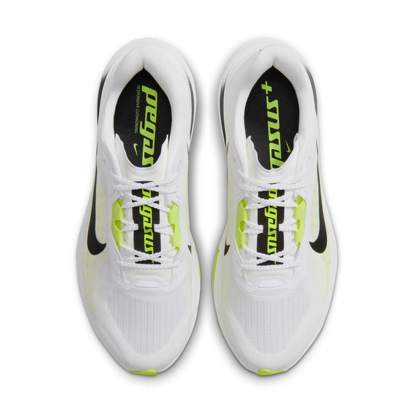 Et billede set ovenfra af et par Nike Pegasus Plus 2 herreløbesko i farvekombinationen WHITE/BLACK-LEMON VENOM, med sorte Swoosh-logoer, neongule detaljer og sorte indlægssåler med grøn logo. Skoene, der er inspireret af innovative teknologier som ZoomX-skum for øget komfort, er placeret side om side på en hvid baggrund.