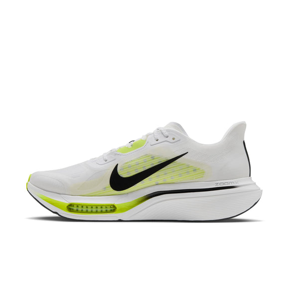 En Nike Pegasus Plus 2 herresko i farvekombinationen WHITE/BLACK-LEMON VENOM vises i profil vendt mod venstre på en hvid baggrund. Skoen har et sort Swoosh-logo, neongule detaljer, en synlig luftpude i sålen og et ZoomX-skum-logo på siden.