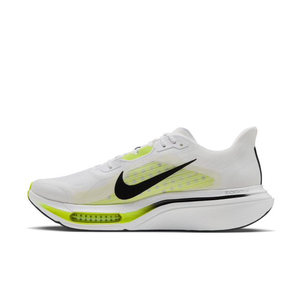 En Nike Pegasus Plus 2 herresko i farvekombinationen WHITE/BLACK-LEMON VENOM vises i profil vendt mod venstre på en hvid baggrund. Skoen har et sort Swoosh-logo, neongule detaljer, en synlig luftpude i sålen og et ZoomX-skum-logo på siden.