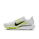 En Nike Pegasus Plus 2 herresko i farvekombinationen WHITE/BLACK-LEMON VENOM vises i profil vendt mod venstre på en hvid baggrund. Skoen har et sort Swoosh-logo, neongule detaljer, en synlig luftpude i sålen og et ZoomX-skum-logo på siden.