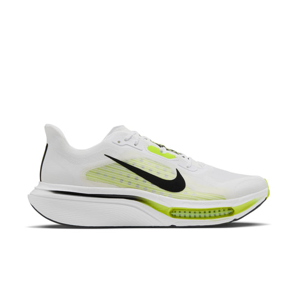 Nike Pegasus Plus 2, Herre i WHITE/BLACK-LEMON VENOM er en hvid løbesko med et sort Nike Swoosh-logo, livlige Lemon Venom-detaljer (neongul) og en synlig neongul luftpude i sålen. Denne lave herreløbesko er udstyret med ZoomX-skum, der sikrer enestående respons, og har en struktureret sål, der giver optimal greb.