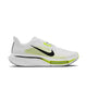 Nike Pegasus Plus 2, Herre i WHITE/BLACK-LEMON VENOM er en hvid løbesko med et sort Nike Swoosh-logo, livlige Lemon Venom-detaljer (neongul) og en synlig neongul luftpude i sålen. Denne lave herreløbesko er udstyret med ZoomX-skum, der sikrer enestående respons, og har en struktureret sål, der giver optimal greb.