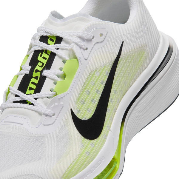 Et nærbillede af Nikes Pegasus Plus 2 herreløbesko i farvekombinationen WHITE/BLACK-LEMON VENOM viser en hvid sportssko med et sort Nike Swoosh-logo, livlige detaljer i farven Lemon Venom (neongul-grøn) og hvide snørebånd. Designet indeholder en synlig luftpude i hælen og avanceret ZoomX-skumteknologi, der sikrer overlegen komfort og respons.
