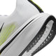 Nærbillede af et par hvide Nike Pegasus Plus 2, Herre (WHITE/BLACK-LEMON VENOM), hvor der er lagt vægt på sålen og hælen. Denne løbesko har markante detaljer i sort og Lemon Venom, hvilket fremhæver det synlige mønster på sålen og en del af overdelen. ZoomX-skum-støddæmpningen sikrer forbedret komfort og ydeevne.
