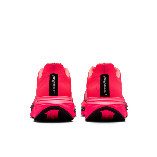 Et par Nike Pegasus Plus 2 til mænd i farvekombinationen Flash Crimson/Metallic Silver-Black ses set bagfra, hvor den sorte, lodrette hælflap med den hvide »Pegasus«-tekst på hver sko fremhæves mod en ren, hvid baggrund. Skoene er udstyret med den responsiv ZoomX-skum-støddæmpning, der sikrer enestående komfort.