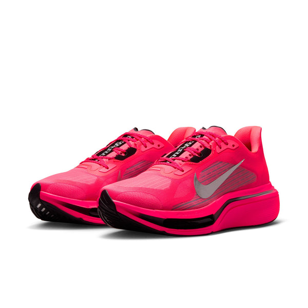 Et par Nike Pegasus Plus 2 herreløbesko i farvekombinationen Flash Crimson/Metallic Silver-Black, med et stort sølvfarvet Swoosh-logo på siderne og en tyk, stødabsorberende sål fremstillet af responsivt ZoomX-skum. Skoene er placeret side om side på en hvid baggrund.
