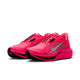 Et par Nike Pegasus Plus 2 herreløbesko i farvekombinationen Flash Crimson/Metallic Silver-Black, med et stort sølvfarvet Swoosh-logo på siderne og en tyk, stødabsorberende sål fremstillet af responsivt ZoomX-skum. Skoene er placeret side om side på en hvid baggrund.