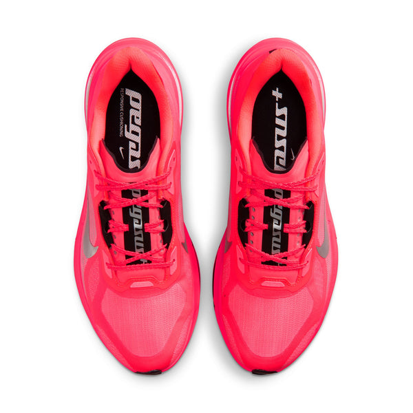 Her ses et par Nike Pegasus Plus 2 herreløbesko i farvekombinationen Flash Crimson/Metallic Silver-Black set ovenfra, med en overdel i lyserødt mesh, sorte snørebånd og responsiv ZoomX-skumstøddæmpning. Løbeskoene har sorte indlægssåler med Nike-logoet og -tekst samt sølvfarvede Swoosh-logoer på siderne.